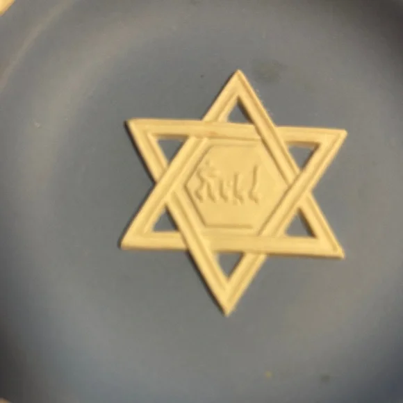 Wedgewood Blue and White Decorative Plate - Picture 2 of 4